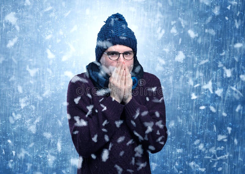 Ragazzo bello che trema al concetto della bufera di neve fotografia stock Ragazzo bello che trema al concetto della bufera di neve fotografia stock
