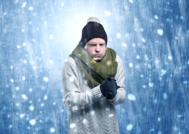 Ragazzo bello che trema al concetto della bufera di neve immagini stock libere da diritti Ragazzo bello che trema al concetto della bufera di neve immagini stock libere da diritti
