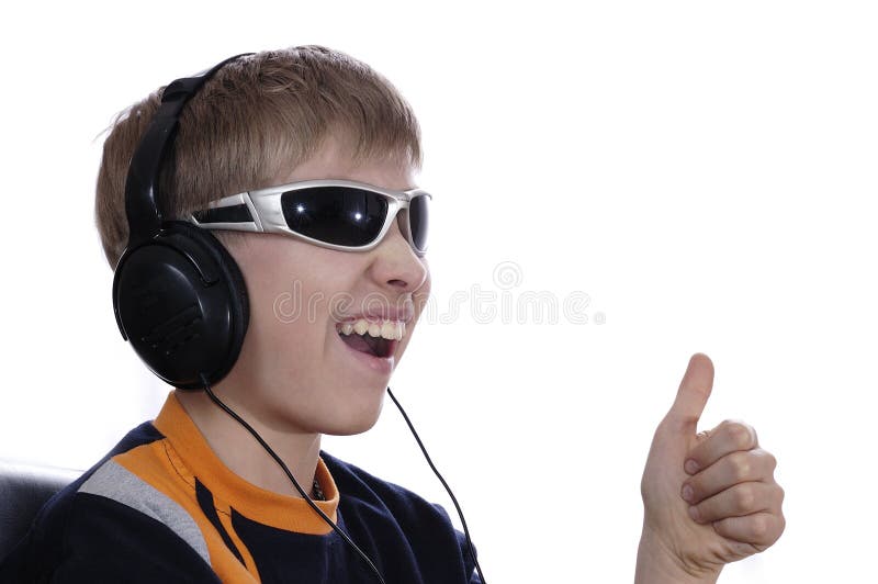 Ragazzo che ascolta la musica con le cuffie. fotografia stock Ragazzo che ascolta la musica con le cuffie. fotografia stock