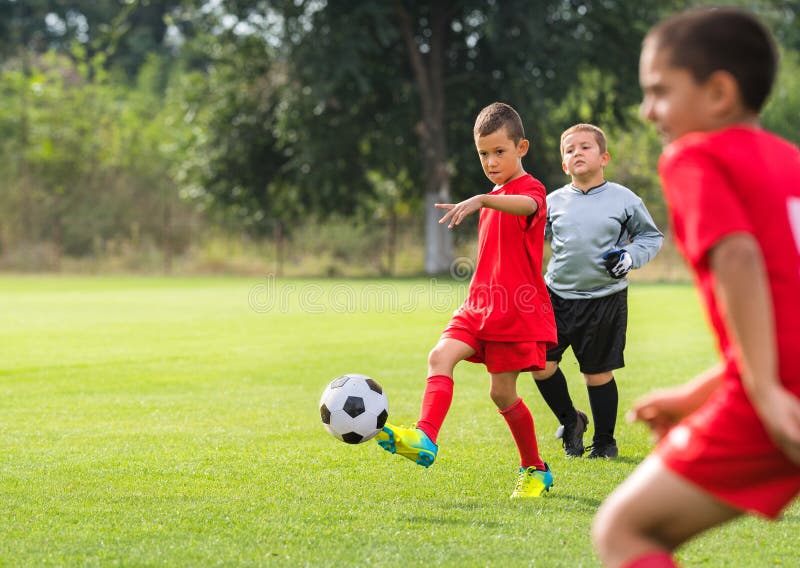 Ragazzo che calcia un pallone da calcio fotografia stock libera da diritti