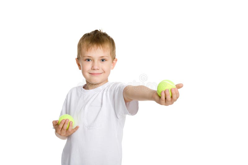 Ragazzo che gioca nelle sfere di tennis. fotografia stock libera da diritti Ragazzo che gioca nelle sfere di tennis. fotografia stock libera da diritti