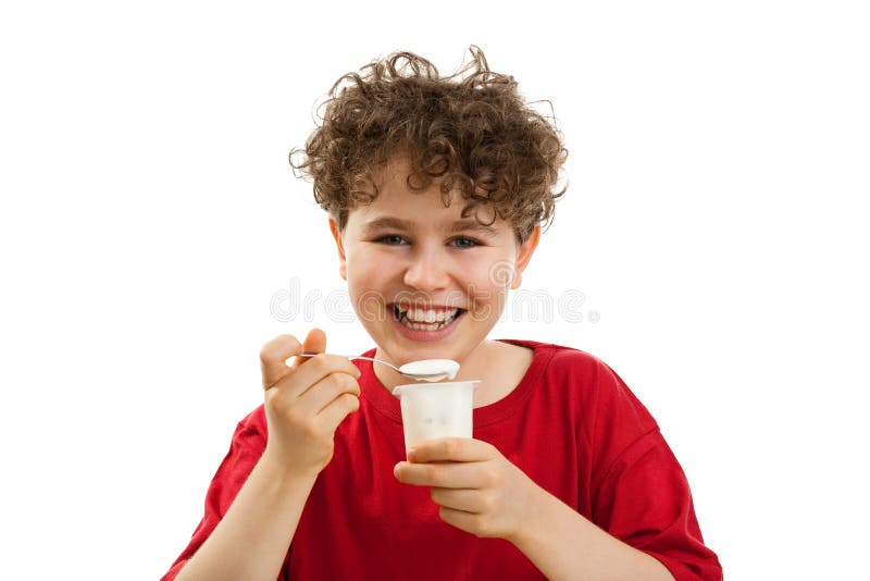 Ragazzo che mangia yogurt