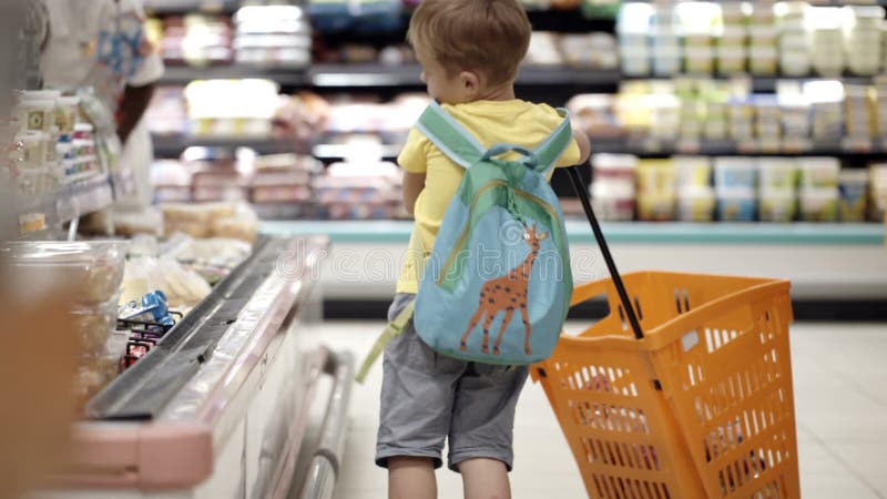 Ragazzo che mette i prodotti nel carrello