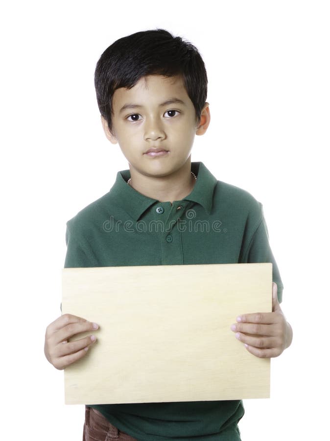 Ragazzo che tiene comitato di legno in bianco immagine stock libera da diritti Ragazzo che tiene comitato di legno in bianco immagine stock libera da diritti