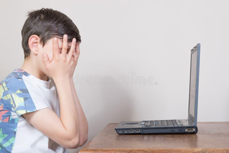 Ragazzo che vede il contenuto di Male su Internet fotografia stock libera da diritti Ragazzo che vede il contenuto di Male su Internet fotografia stock libera da diritti