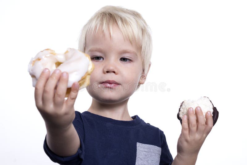 Ragazzo con i dolci fotografia stock libera da diritti Ragazzo con i dolci fotografia stock libera da diritti