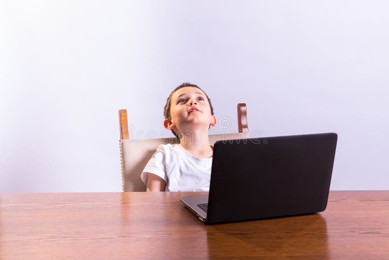 Ragazzo con il computer portatile immagini stock libere da diritti Ragazzo con il computer portatile immagini stock libere da diritti