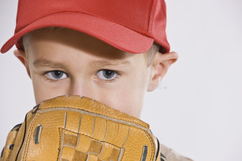 Ragazzo con il guanto mezzo ed il berretto da baseball fotografia stock libera da diritti Ragazzo con il guanto mezzo ed il berretto da baseball fotografia stock libera da diritti
