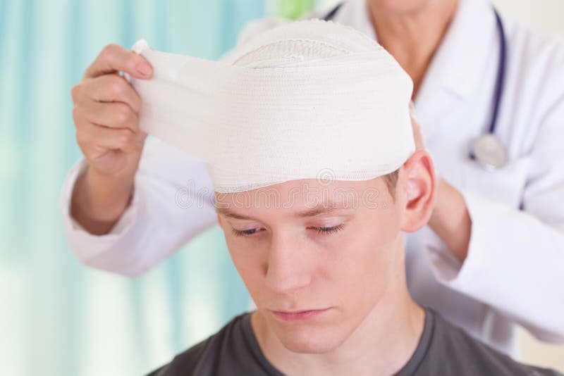 Ragazzo con il trauma della testa immagini stock libere da diritti Ragazzo con il trauma della testa immagini stock libere da diritti