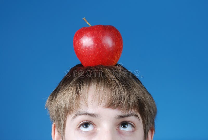 Ragazzo con la mela sulla sua testa immagini stock Ragazzo con la mela sulla sua testa immagini stock