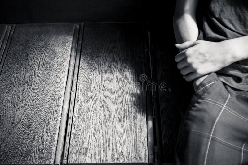 Ragazzo con le sue mani nella tasca immagini stock