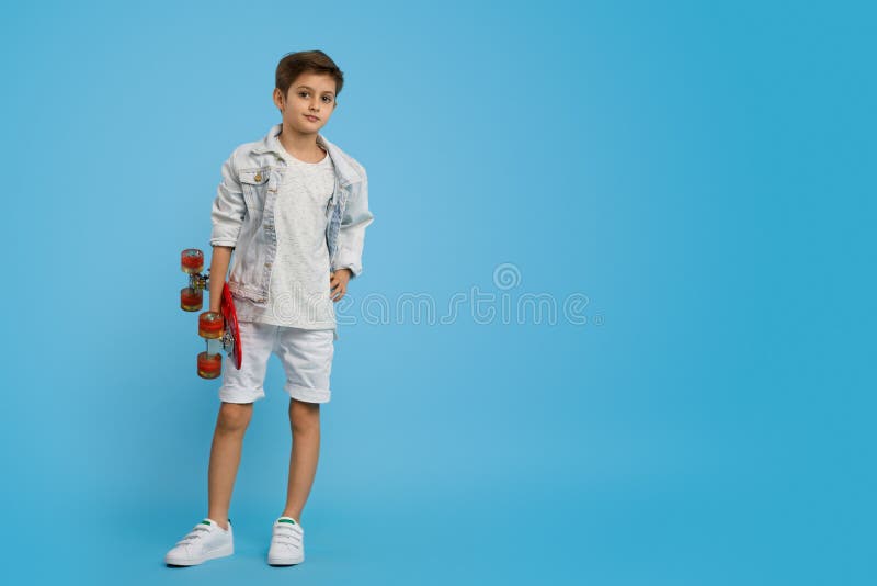 Ragazzo d'avanguardia sicuro con il pattino fotografia stock Ragazzo d'avanguardia sicuro con il pattino fotografia stock