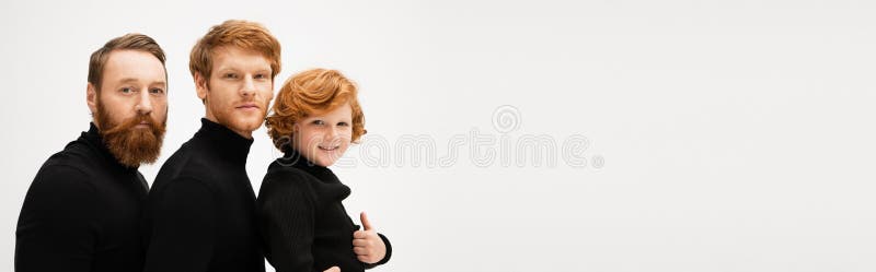 Ragazzo dai capelli rossi felici che mostra il pollice fotografia stock