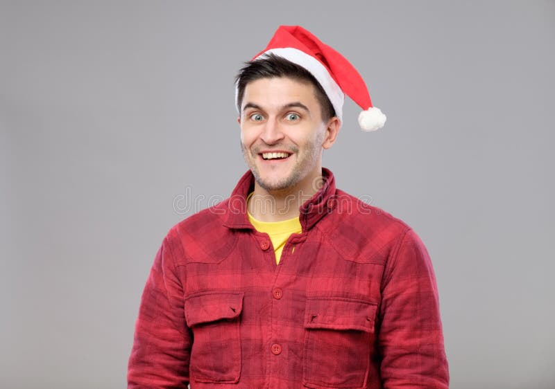 Ragazzo dei pantaloni a vita bassa in cappello di natale immagine stock libera da diritti Ragazzo dei pantaloni a vita bassa in cappello di natale immagine stock libera da diritti