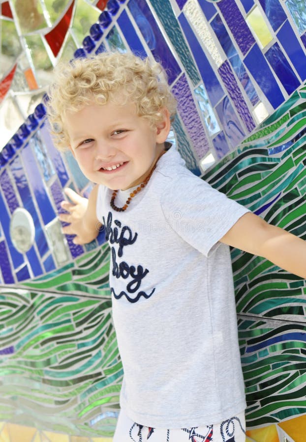 Ragazzo del bambino che posa con il mosaico fotografie stock libere da diritti Ragazzo del bambino che posa con il mosaico fotografie stock libere da diritti