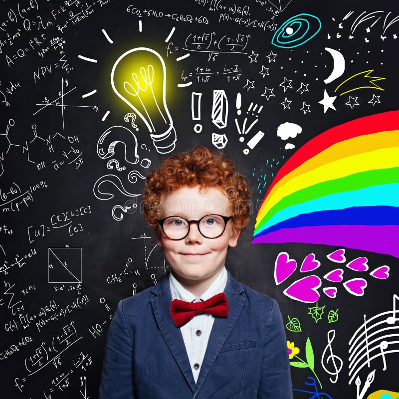 Ragazzo del bambino con i vetri d'uso dei capelli dello zenzero sul fondo della lavagna con le formule di scienza, il modello di fotografia stock libera da diritti Ragazzo del bambino con i vetri d'uso dei capelli dello zenzero sul fondo della lavagna con le formule di scienza, il modello di fotografia stock libera da diritti