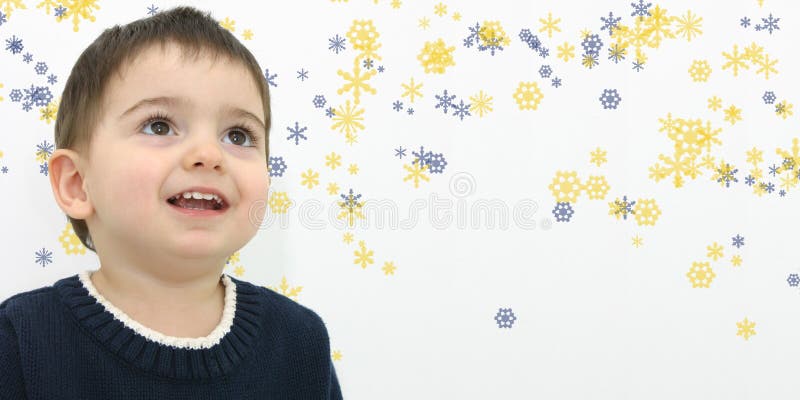 Ragazzo del bambino di inverno sulla priorità bassa del fiocco di neve fotografie stock Ragazzo del bambino di inverno sulla priorità bassa del fiocco di neve fotografie stock
