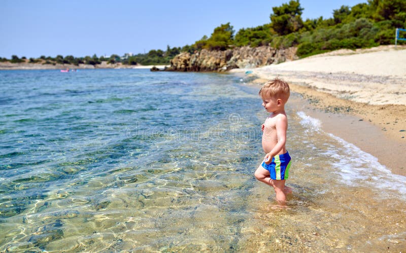 Ragazzo del bambino sulla spiaggia immagini stock Ragazzo del bambino sulla spiaggia immagini stock