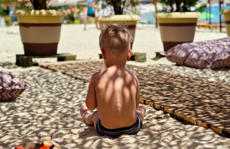 Ragazzo del bambino sulla spiaggia fotografie stock libere da diritti Ragazzo del bambino sulla spiaggia fotografie stock libere da diritti