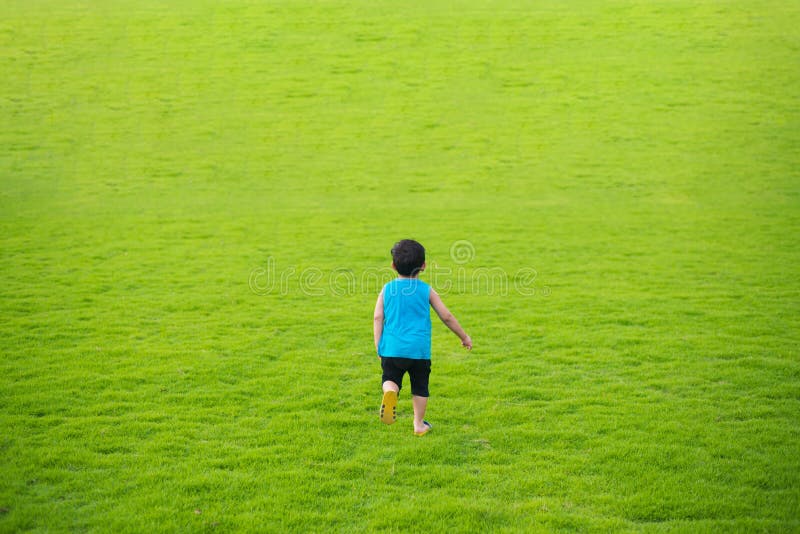 Ragazzo Del Piccolo Bambino Che Corre In Avanti Nel Campo Di Erba Verde  Grande Unione Sovietica Fotografia Stock - Immagine di ragazzo, avanti:  133746438