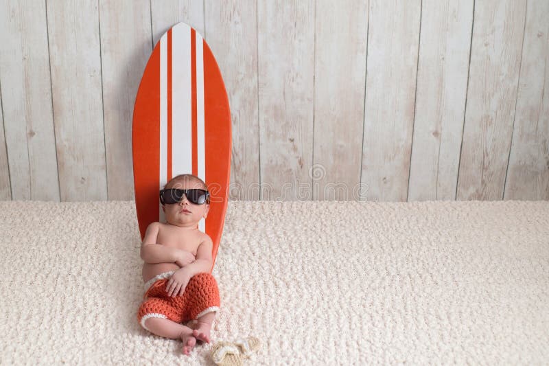 Ragazzo di neonato che si appoggia surf fotografie stock Ragazzo di neonato che si appoggia surf fotografie stock