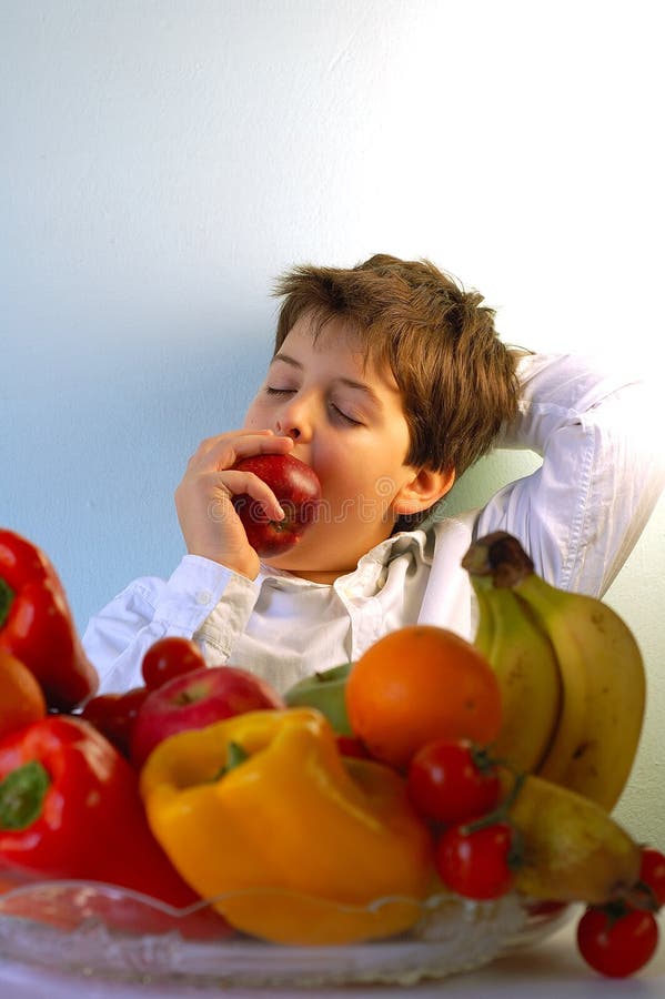 Ragazzo e frutta immagine stock