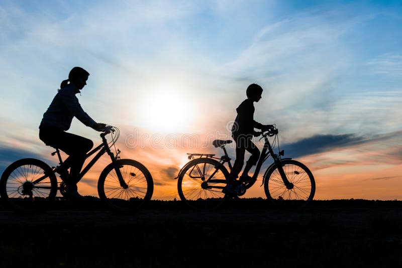 ragazzi che vanno in bicicletta immagini