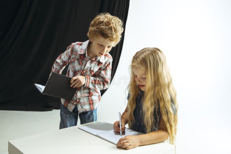 Ragazzo e ragazza che preparano per la scuola dopo una rottura di estate lunga Di nuovo al banco immagini stock Ragazzo e ragazza che preparano per la scuola dopo una rottura di estate lunga Di nuovo al banco immagini stock