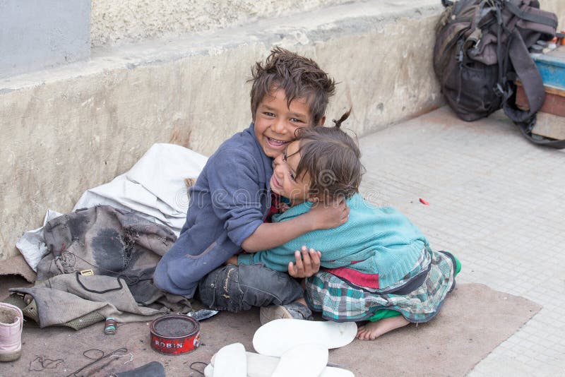 Download Ragazzo E Ragazza Del Mendicante In Leh, India Immagine Stock Editoriale - Immagine di esterno, ambiente: 56883004