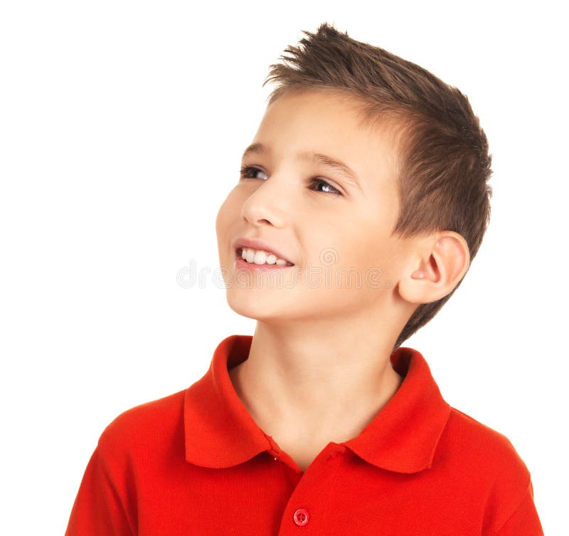 Ragazzo felice abbastanza giovane che osserva via fotografie stock libere da diritti