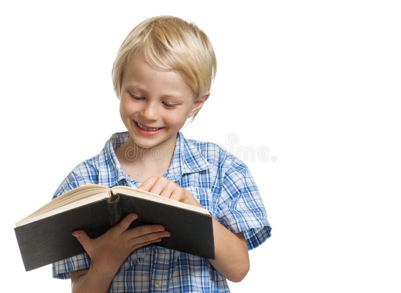 Ragazzo felice che legge un libro fotografie stock libere da diritti Ragazzo felice che legge un libro fotografie stock libere da diritti