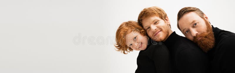 Ragazzo felice con il nonno barbuto e fotografia stock libera da diritti