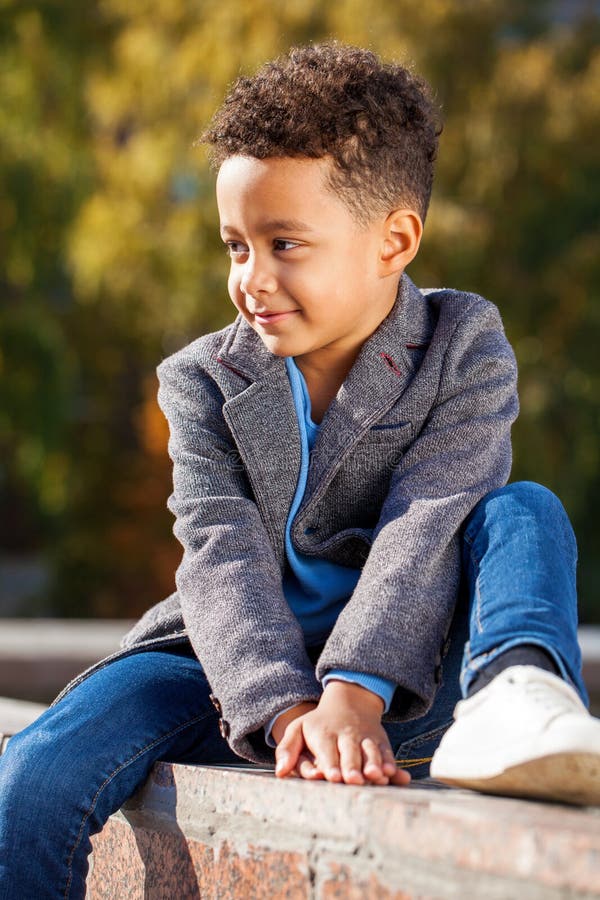 Ragazzo felice e bellissimo, piccolo africano fotografie stock libere da diritti
