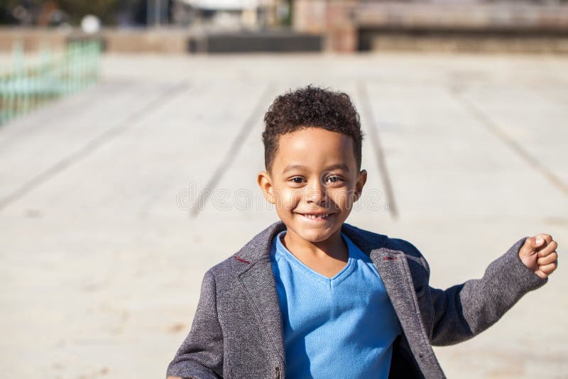 Ragazzo felice e bellissimo, piccolo africano fotografie stock