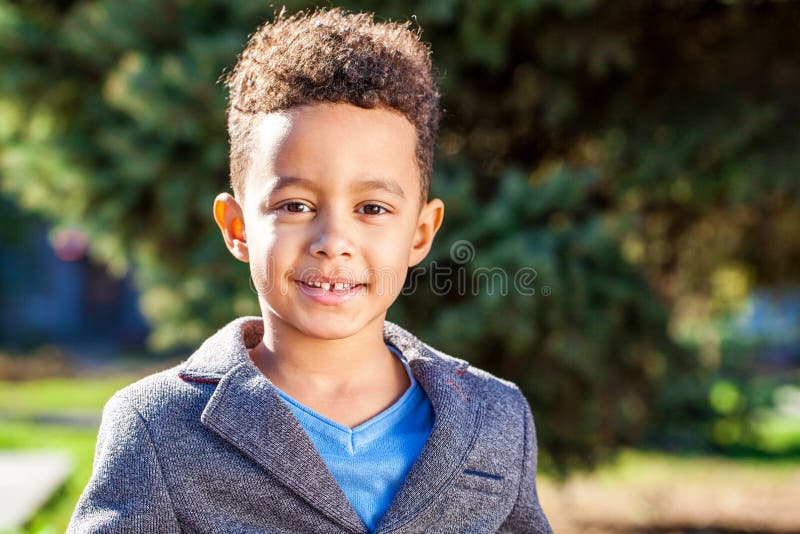 Ragazzo felice e bellissimo, piccolo africano fotografia stock