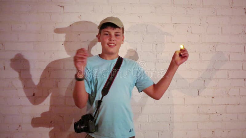 Ragazzo felice mostra hocuspocus con archivi video