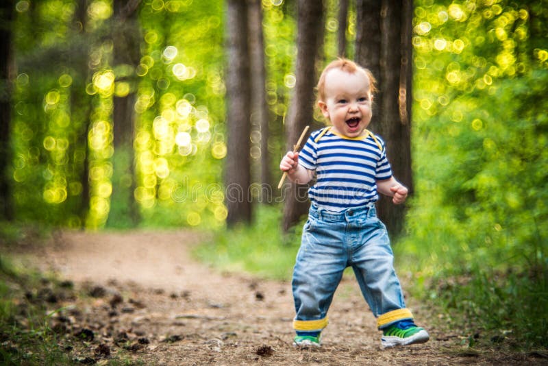 Ragazzo felice sveglio del bambino del bambino in foresta fotografie stock Ragazzo felice sveglio del bambino del bambino in foresta fotografie stock