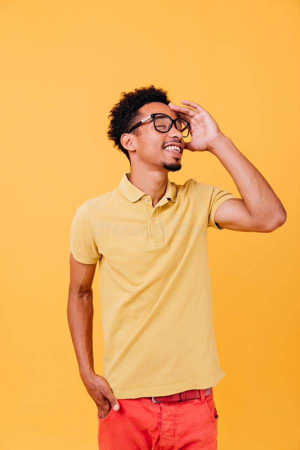 Ragazzo intelligente in completo casual con gli occhi chiusi. foto in interni del gradevole ragazzo africano in g immagine stock libera da diritti