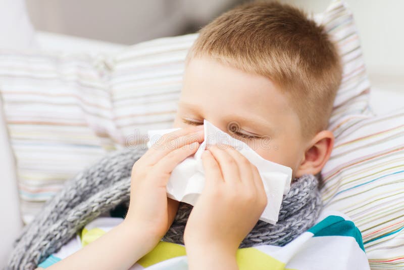 Ragazzo malato con influenza a casa immagine stock libera da diritti Ragazzo malato con influenza a casa immagine stock libera da diritti