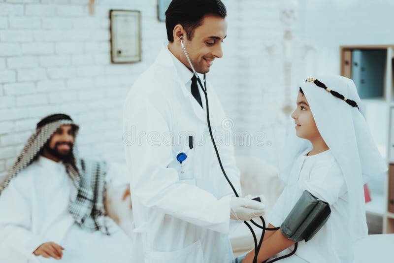 Ragazzo maschio arabo del dottore Checking Blood Pressure fotografia stock libera da diritti Ragazzo maschio arabo del dottore Checking Blood Pressure fotografia stock libera da diritti