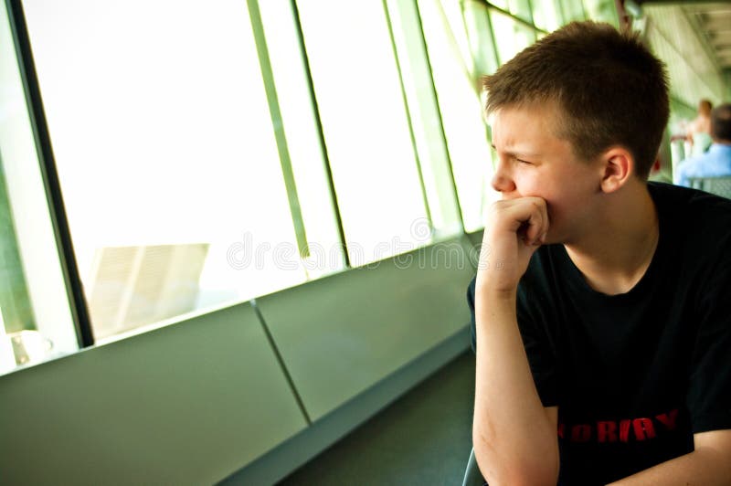 Ragazzo nel salotto dell'aeroporto immagini stock libere da diritti Ragazzo nel salotto dell'aeroporto immagini stock libere da diritti