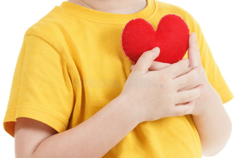 Ragazzo sorridente che tiene una figurina rossa del cuore simbolo di amore, famiglia, Concetto della famiglia e dei bambini fotografie stock libere da diritti Ragazzo sorridente che tiene una figurina rossa del cuore simbolo di amore, famiglia, Concetto della famiglia e dei bambini fotografie stock libere da diritti