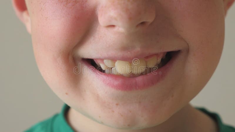 Ragazzo sorridente. ritratto di un bel ragazzo con un'espressione felice sulla faccia. visualizzazione dei dettagli sulla faccia f