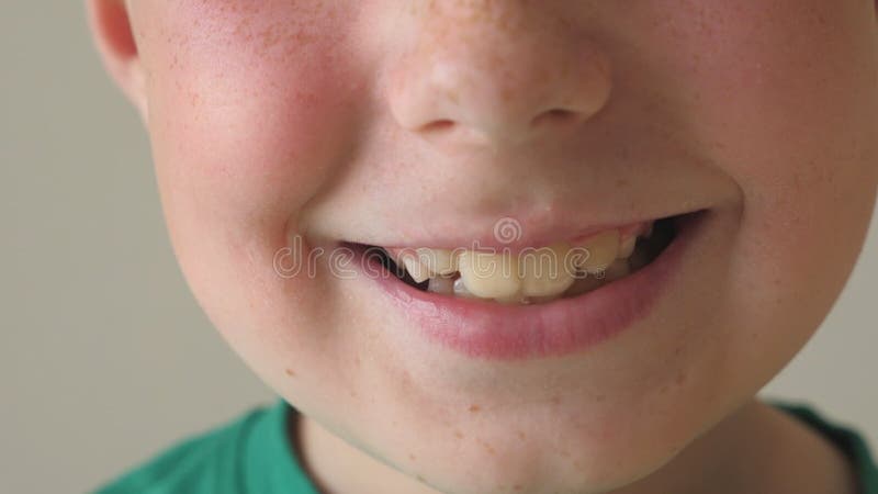 Ragazzo sorridente. ritratto di un bel ragazzo con un'espressione felice sulla faccia. visualizzazione dei dettagli sulla faccia f