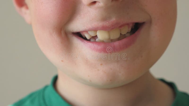 Ragazzo sorridente. ritratto di un bel ragazzo con un'espressione felice sulla faccia. visualizzazione dei dettagli sulla faccia f