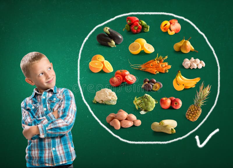 Ragazzo sveglio ed alimento sano fotografia stock libera da diritti Ragazzo sveglio ed alimento sano fotografia stock libera da diritti