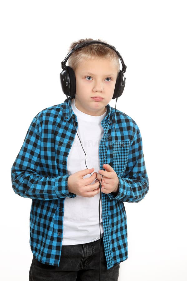 Ragazzo teenager bello con le cuffie sulla testa fotografie stock libere da diritti Ragazzo teenager bello con le cuffie sulla testa fotografie stock libere da diritti