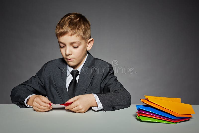 Ragazzo in vestito che rende a colore gli aerei di carta immagini stock Ragazzo in vestito che rende a colore gli aerei di carta immagini stock