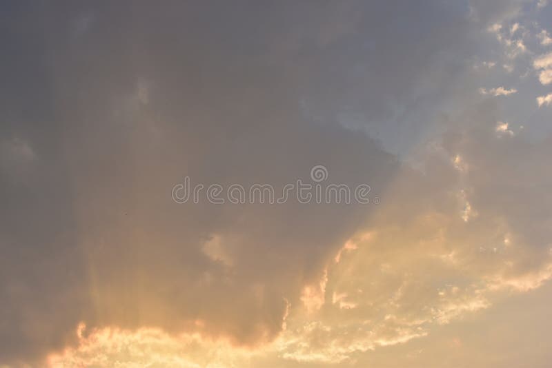 Raggi di luce d'oro sullo sfondo del tramonto immagini stock Raggi di luce d'oro sullo sfondo del tramonto immagini stock