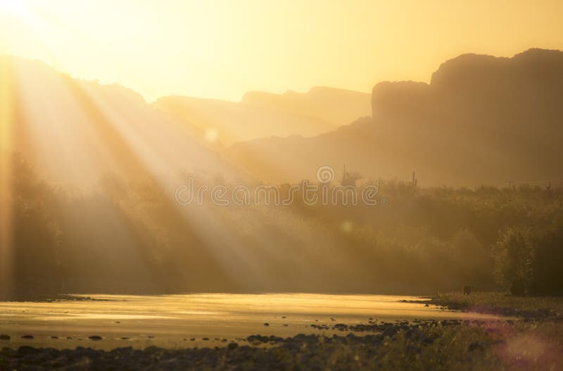 Raggi di Sun sopra il fiume Salt in Arizona immagine stock libera da diritti Raggi di Sun sopra il fiume Salt in Arizona immagine stock libera da diritti
